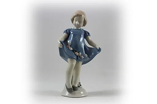 Девочка с цветами в подоле