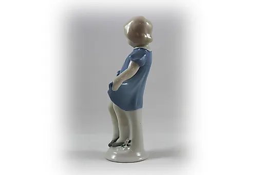 Девочка с цветами в подоле - View 2