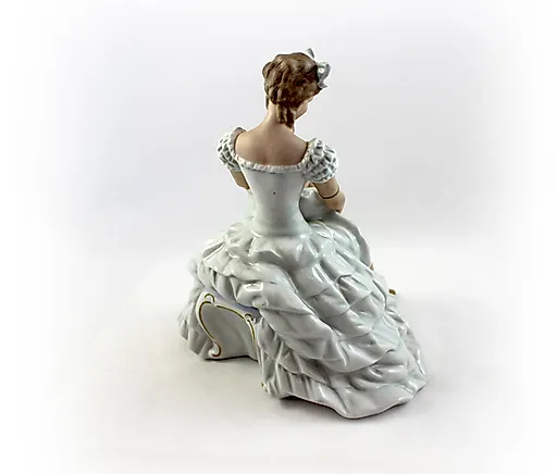 Балерина завязывает пуанты - View 2