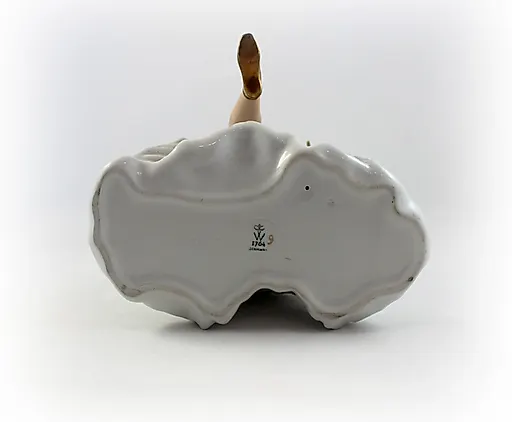 Балерина завязывает пуанты - View 3