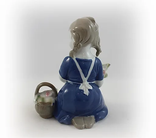 Девочка с корзинкой и с букетом - View 2