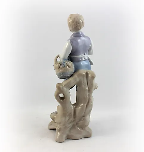 Юноша на сборе винограда - View 2