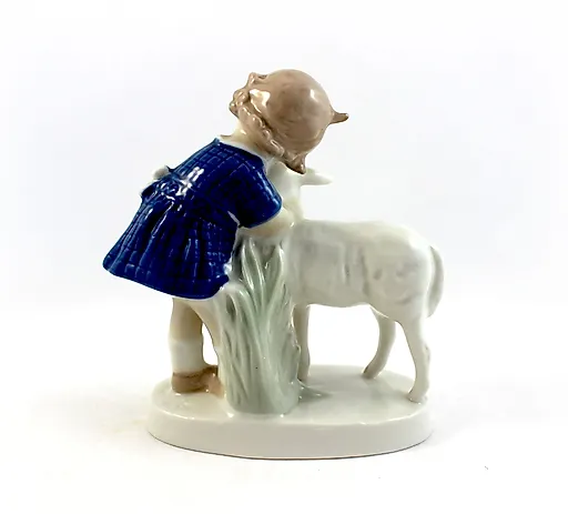 Девочка с овечкой - View 2