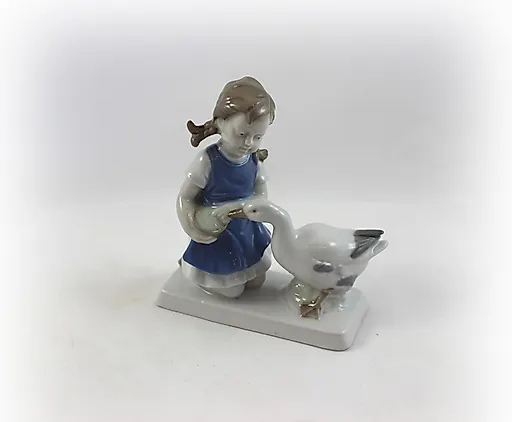 Девочка с гусем