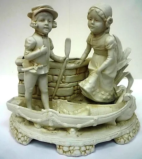Статуэтка-ваза Двое у лодки фарфор Германия