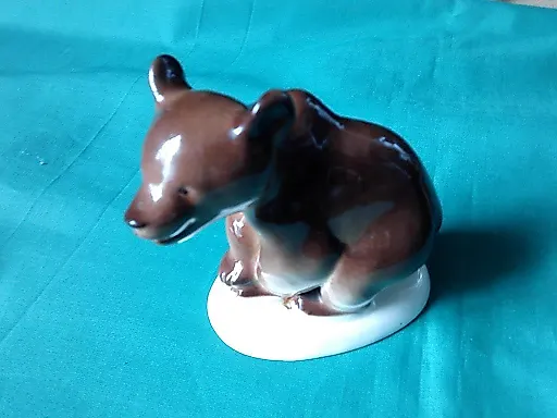 Медвежонок присевший