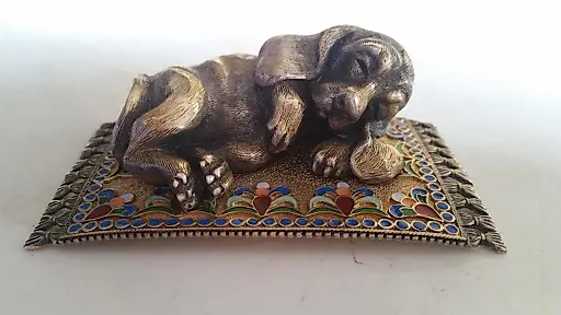 Собака на коврике