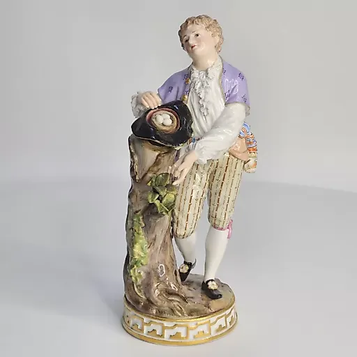 Статуэтка Мальчик с птичьим гнездом