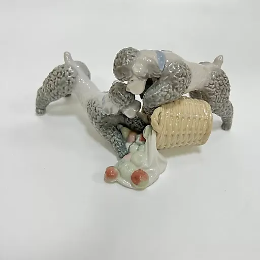 Ладро фигурка "Два пуделя с корзиной и яблоками"
