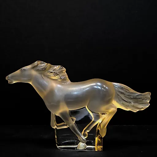 Скульптура "Конь" янтарный