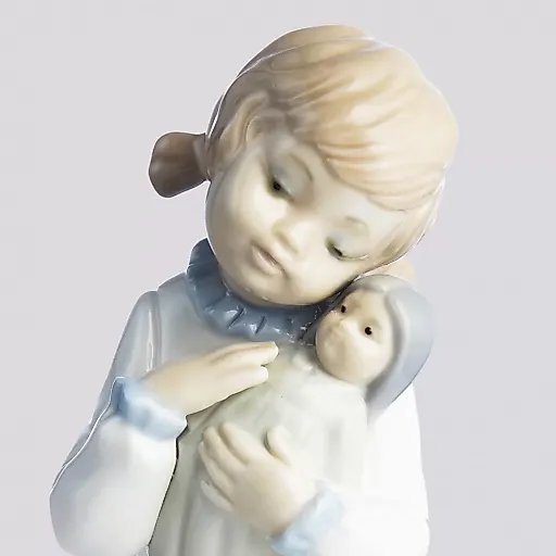 Фигурка Девочка с куклой
