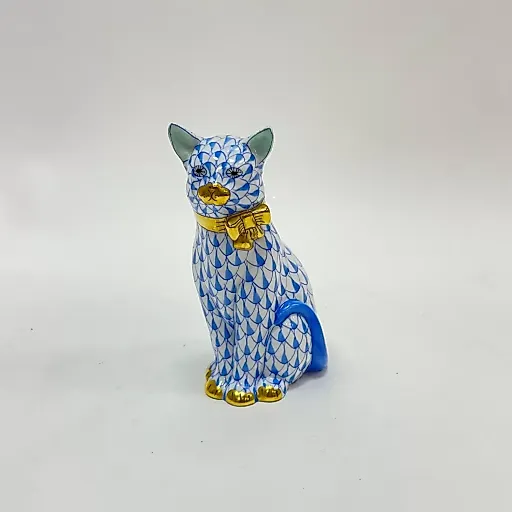 Кот с бантом