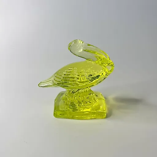 Старинная фигурка "Пеликан" из уранового стекла