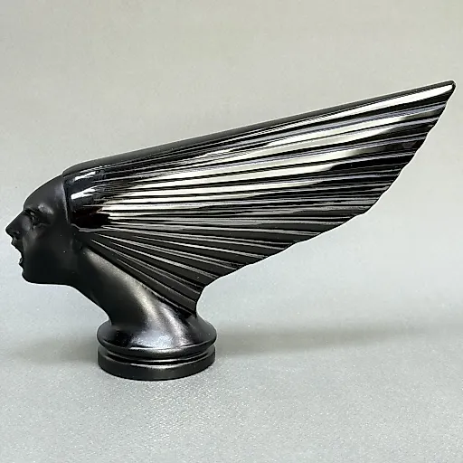-маскот Victoire для Delage D8 в стиле Артдеко черное стекло модель Г.Хоффманн 1930е г Чехия 21