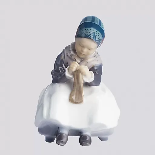 Фигурка Бабушка сидит с вязанием