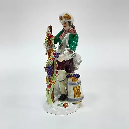 Мужчина собирающий виноград 1990 г