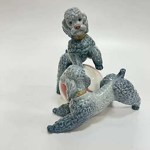 Ладро фигурка "Два пуделя с мячом"