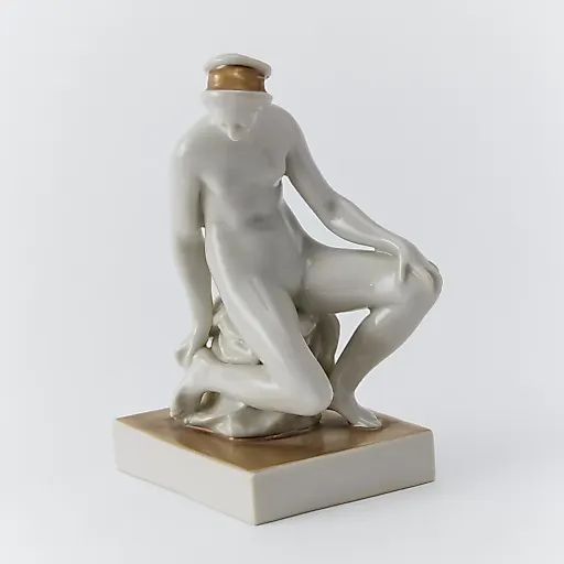 Статуэтка "Обнаженная девушка"