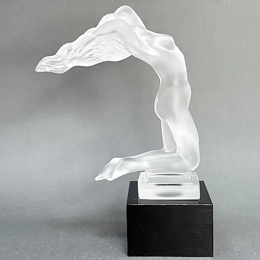 Статуэтка обнаженная женщина сатиновое стекло дизайн 1930г. Г. Хоффманн Чехия 21 в