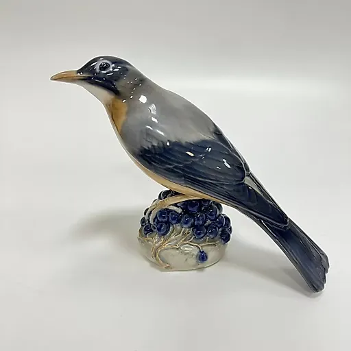 Статуэтка Белобровик на ветке с ягодами Роял Копенгаген 1935-1949 гг.