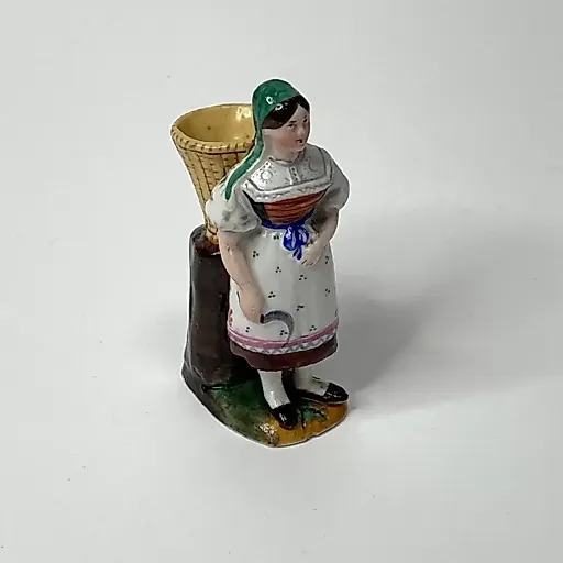 Старинная статуэтка "Девушка с серпом"