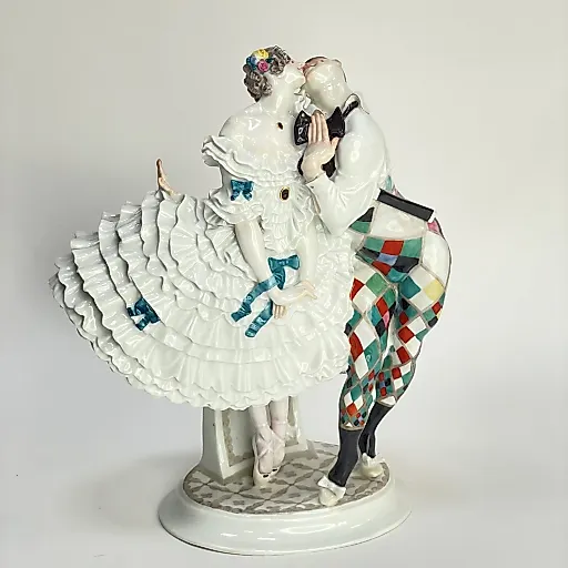 Скульптурная группа «Арлекин и Коломбина» первая серия 1913-1924 гг