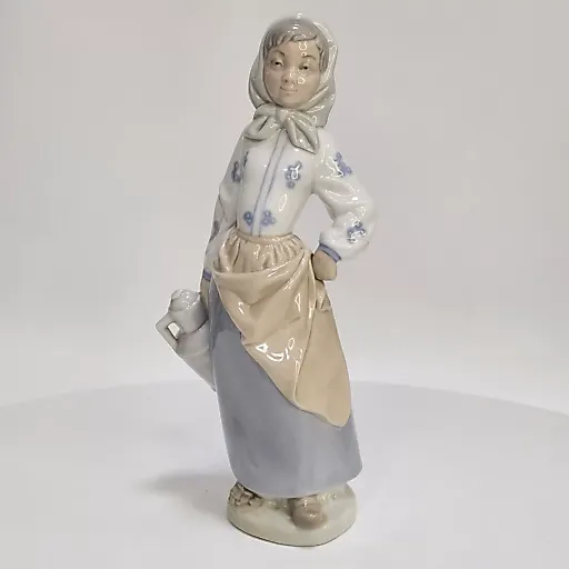 Фигурка "Девушка с кувшином"