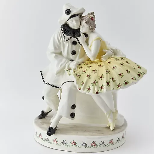 Старинная скульптурная композиция "Пьеро и Коломбина"