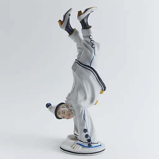 "Пьеро, стоящий на руках".