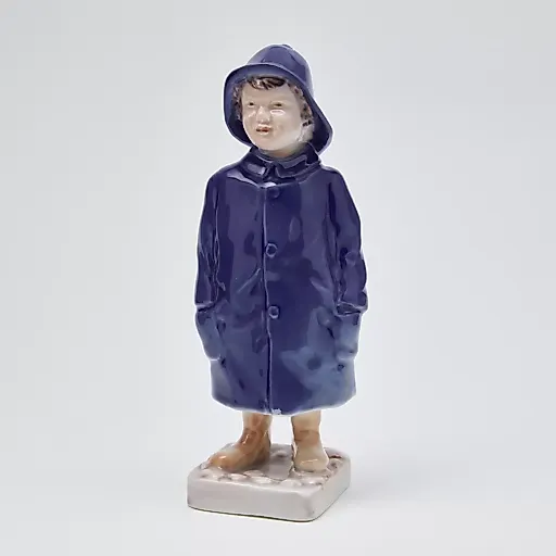 Фигурка "Мальчик в дождевике"