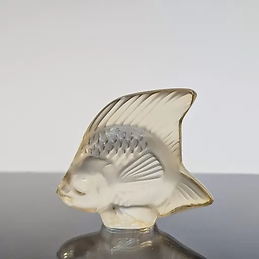 Хрустальная рыбка желтого оттенка