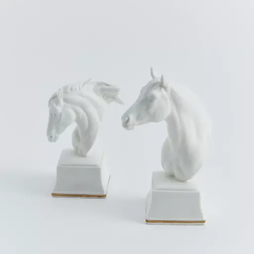 Два бюста лошадей Phelegon и Astrope