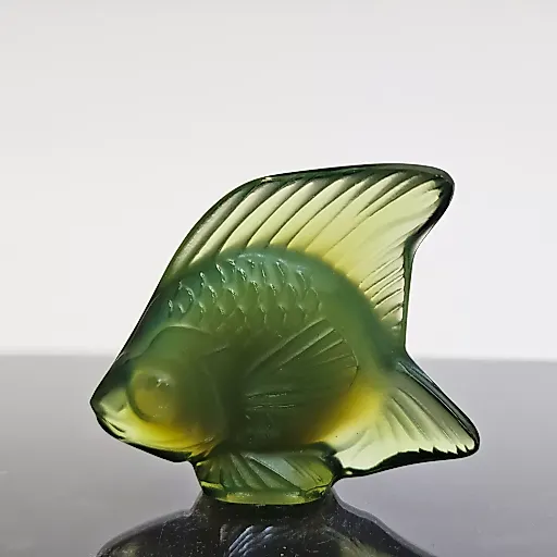 Хрустальная рыбка зеленого оттенка