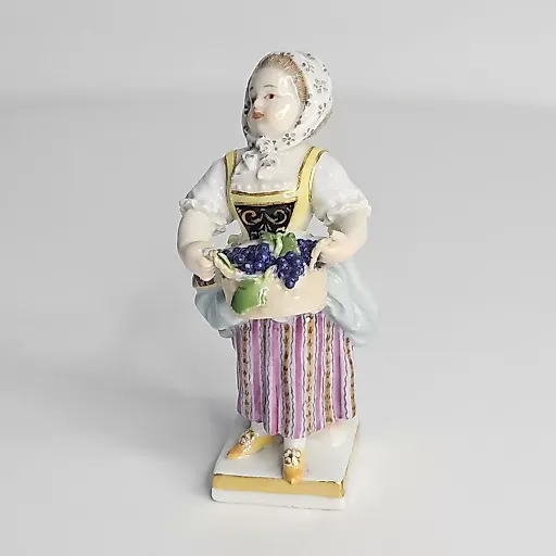 Статуэтка Девушка с корзиной