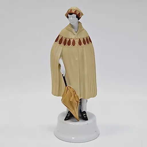 Фарфоровая статуэтка модной дамы в дождевике с зонтом стиль Артдеко 1920 гг
