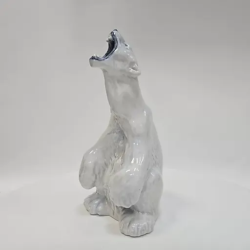 Статуэтка полярного белого медведя