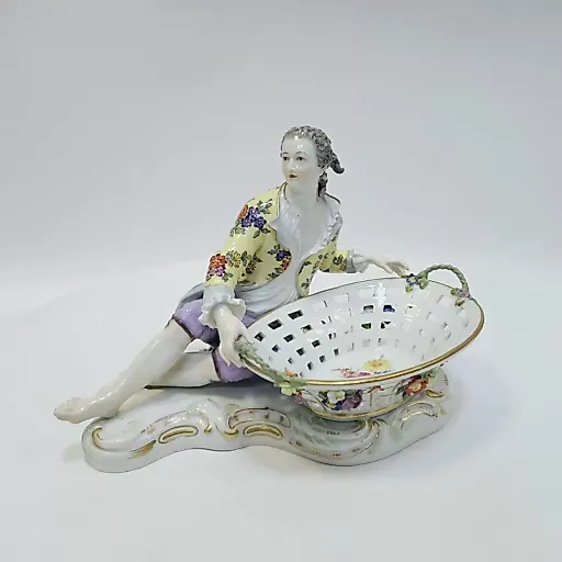 Конфетница с фигуркой юноши 19в