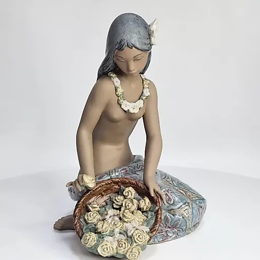 Ладро фигурка "Балийка с цветами"