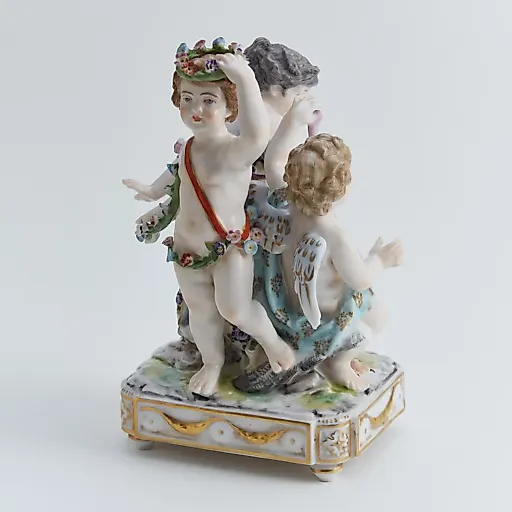 Старинная скульптурная группа "Дети с лебедем"