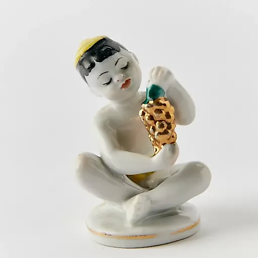 "Узбекский мальчик с виноградом"