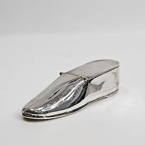 Серебряная табакерка в виде туфли 54г Лондон