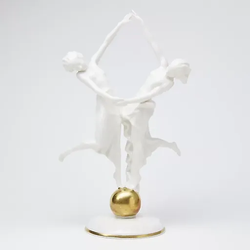 Статуэтка "Девушки на шаре"