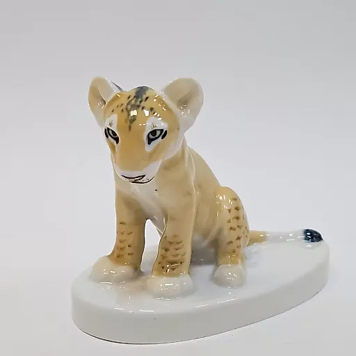 Фигурка Молодая львица