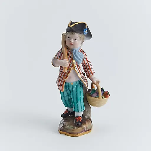 Старинная скульптура "Мальчик с корзиной"