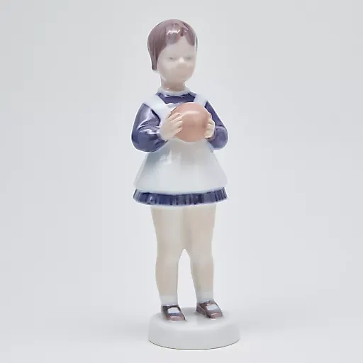 Фигурка "Девочка с мячом"