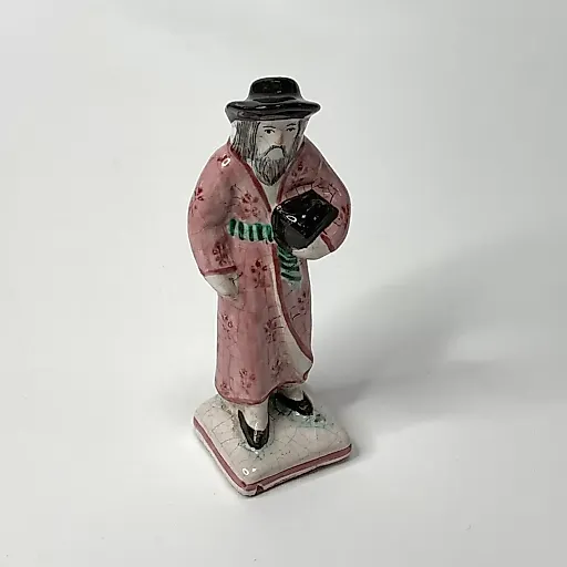 Старинная статуэтка "Мужчина в кафтане с сундуком"