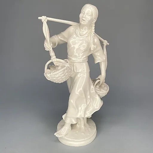 Фигурка "Кореянка" белый фарфор 1985 г Германия