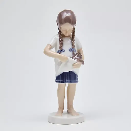 Фигурка "Девочка с котенком"