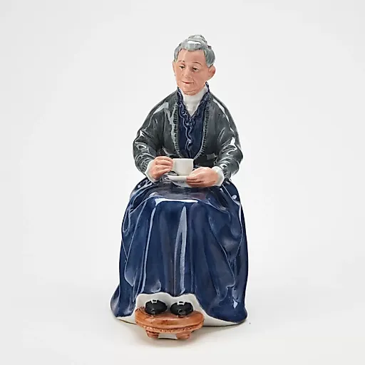 Статуэтка The Cup of Tea HN 2322