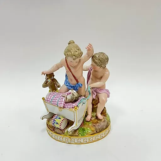 Детская группа с обезьянкой и люлькой